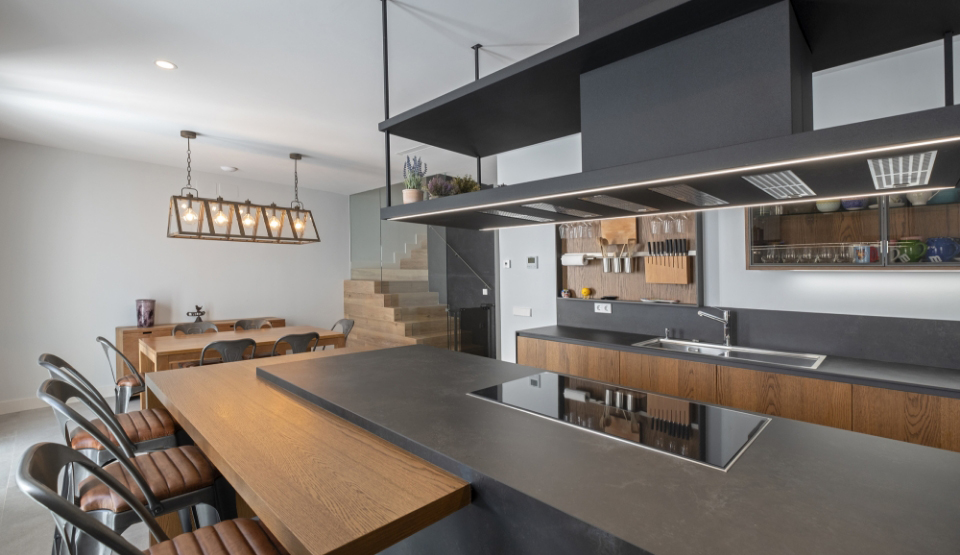 Foto interior cocina marrón y negro Proyecto Viviendas Estudio de Arquitectura y Urbanismo